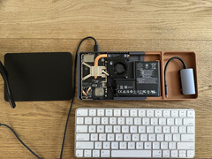 Bento utiliza un par de gafas de visualización, que extraen vídeo a través de un dongle guardado en la carcasa. En la imagen, los componentes de una Steam deck retroadaptada dentro de un teclado. (Fuente de la imagen: r/SteamDeckModded en Reddit)