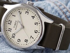 Reloj Timex Weekender New England TW2Y86500 con caja en tono plateado, esfera color crema y correa de piel verde oscuro.