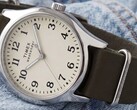 Reloj Timex Weekender New England TW2Y86500 con caja en tono plateado, esfera color crema y correa de piel verde oscuro.