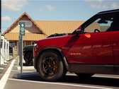 El SUV eléctrico R1S de Rivian es ahora capaz de ofrecer 400 millas de autonomía con una sola carga, pero esto significa que los conductores tendrán que pasar más tiempo cargando. (Fuente de la imagen: Rivian)