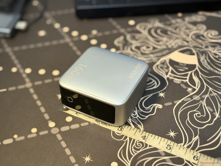 Ugreen Nexode Pro de 5 puertos y 160 W: anchura vista desde el otro lado