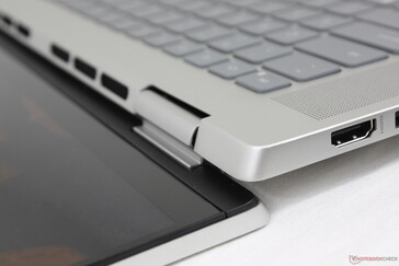 Al igual que muchos VivoBooks y ZenBooks de Asus, la base del Inspiron se levanta en ángulo cuando se abre la tapa