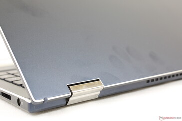 Materiales de esqueleto de aleación metálica de alta calidad similares y textura azul mate suave como en la serie Zenbook Pro Duo