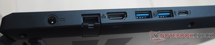 A la izquierda Alimentación, LAN RJ45, HDMI 2.1, 2x USB-A 3.0, Thunderbolt 4