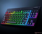 El teclado de bajo perfil Razer BlackWidow V4 TKL se muestra en ángulo (Fuente de la imagen: Razer PR)