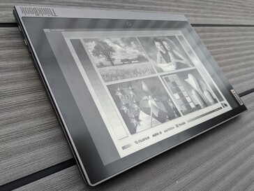 Lenovo ThinkBook Plus Gen2 en uso exterior (E-Ink)