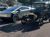 El cibercamión junto a un Ford Modelo T (Fuente de la imagen: COO/FB)