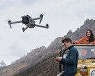 La DJI Air 3 pesa 720 g y cuenta con un par de cámaras de 48 MP. (Fuente de la imagen: DJI)