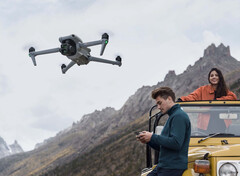 La DJI Air 3 pesa 720 g y cuenta con un par de cámaras de 48 MP. (Fuente de la imagen: DJI)