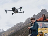 La DJI Air 3 pesa 720 g y cuenta con un par de cámaras de 48 MP. (Fuente de la imagen: DJI)
