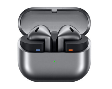 Los Galaxy Buds3 Pro en negro con su estuche de carga. (Fuente de la imagen: Evan Blass)