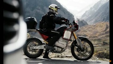 Como es habitual en las plataformas de motos de aventura, el banco de pruebas de la Himalayan parece presentar una ergonomía confortable. (Fuente de la imagen: Royal Enfield en YouTube)