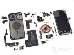 el desmontaje del iPhone 12 Pro Max revela un generoso sensor de imagen pero una batería bastante pequeña (Fuente: iFixit)