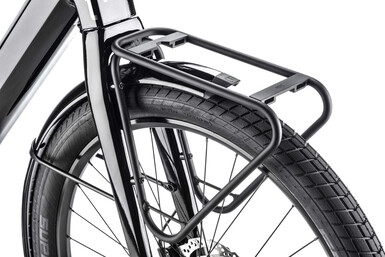 Se puede instalar un portaequipajes delantero opcional en la bicicleta