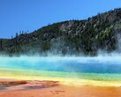Una imagen que muestra un lago en el Parque Nacional de Yellowstone. (Fuente de la imagen : National Parks Exploration Series: Yellowstone - Amazon Prime Video)
