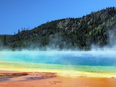 Una imagen que muestra un lago en el Parque Nacional de Yellowstone. (Fuente de la imagen : National Parks Exploration Series: Yellowstone - Amazon Prime Video)