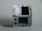 Una Nintendo 3DS con una concha de almeja transparente personalizada