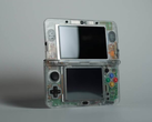 Una Nintendo 3DS con una concha de almeja transparente personalizada