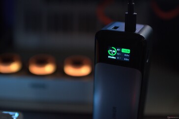 Salida a través del puerto USB-C de 140 W, medida a través del banco de energía Anker 737 de 140 W.