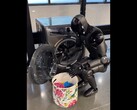 El fundador de la figura, Brett Adock, muestra al 02 cargando la lavadora. (Fuente de la imagen: Brett Adcock vía X / antes Twitter)