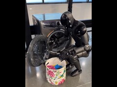 El fundador de la figura, Brett Adock, muestra al 02 cargando la lavadora. (Fuente de la imagen: Brett Adcock vía X / antes Twitter)