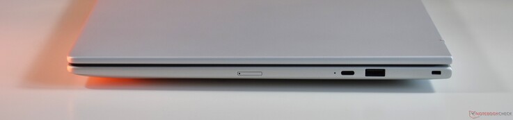correcto: USB-C 3.2 Gen 2, USB-A 3.2 Gen 1, ranura para candado Kensington