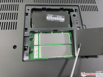 Escotilla de mantenimiento en la parte inferior (2x SODIMM, 2x M.2-2280 PCIe 3.0 x4)