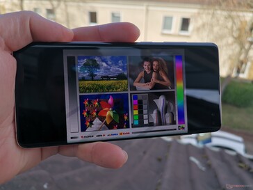 Uso del Samsung Galaxy S10+ en el exterior a la sombra