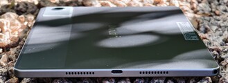 Lado derecho de la carcasa (altavoz, puerto USB, altavoz, puerto de audio)
