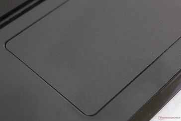 Las superficies grises oscuras mate del portátil son buenas para ocultar las huellas dactilares