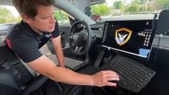 La pantalla de Tesla se utiliza como pantalla del ordenador de la policía en el Model PD (imagen: epcalderhead/YT) 