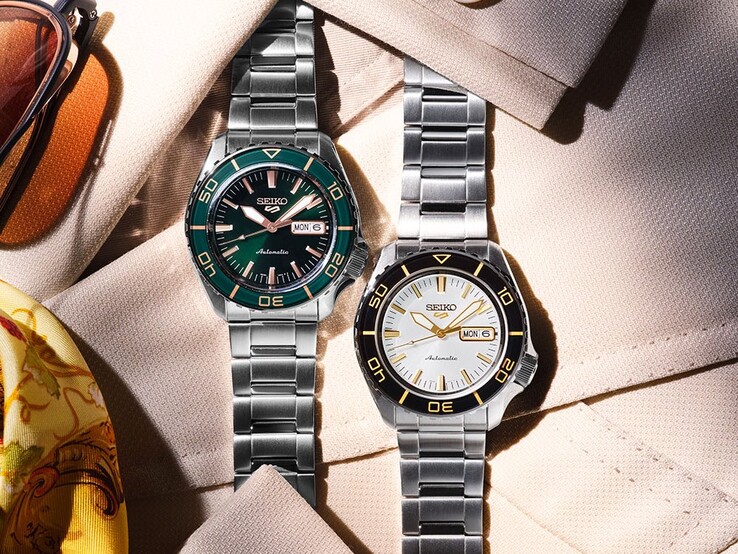Relojes Seiko 5 Sports SKX HDB004 y HDB005 colocados uno al lado del otro sobre tela, mostrando el HDB004 en blanco y negro y el HDB005 en verde y oro rosa.