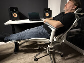 La silla de oficina ergonómica Sihoo Doro C300 puesta a prueba. (Imagen: Marcus Schwarten / Notebookcheck)