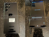 El Galaxy S22 Ultra en carne y hueso, varios meses antes de que Samsung lo ponga a la venta. (Fuente de la imagen: FrontPageTech)