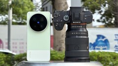 La Vivo X300 Ultra se enfrenta a la cámara Sony Alpha A7 con un sensor de fotograma completo y un objetivo caro