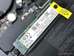 Dos SSD SSSTC NVMe de 1 TB apiladas una sobre otra