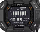 Reloj Casio G-Shock Mudman GDG-B100 con pantalla digital roja y blanca ante un paisaje montañoso escarpado.