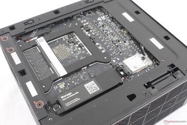 Al retirar el panel del otro lado se revela la ranura secundaria M.2 SSD y el módulo WLAN
