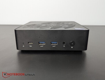 Frontal: Reset, TB4, 2x USB-A 3.2 Gen 2, toma de auriculares, botón de encendido