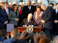Biden firma una ley de criptoimpuestos, pero un nuevo proyecto de ley pretende establecer una exención para los mineros
