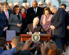 Biden firma una ley de criptoimpuestos, pero un nuevo proyecto de ley pretende establecer una exención para los mineros