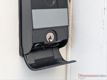 La tapa abatible oculta el orificio físico de la cerradura y el cable USB tipo C.