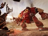 Un Dreadnought de los Marines Espaciales Cuervo de Sangre dispara su arma contra unidades Orkas en el tráiler in-engine de Warhammer 40.000: Dawn of War IV. (Fuente de la imagen: Warhammer vía YouTube)