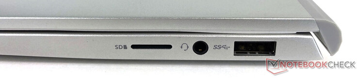 Derecha: lector de tarjetas microSD, conector de audio, USB 3.2 Gen 1 Tipo-A