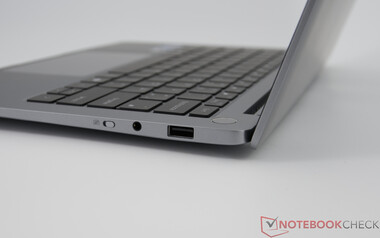 GeekBook X14 Pro - Conexiones en el lado derecho