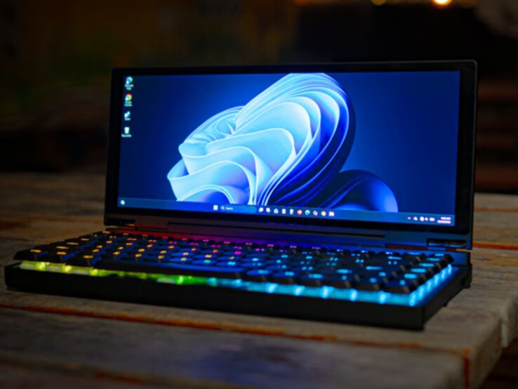 Conozca Keebmon: el dispositivo todo en uno que combina un teclado mecánico, un monitor de pantalla táctil ultraancha y un PC completo en un formato superportátil.