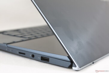 El aspecto familiar de la aleación de magnesio y aluminio cepillado y la textura suave que han llegado a definir la serie de ZenBook