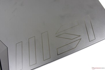 Contorno brillante del logotipo de MSI en la tapa exterior