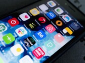 Primer plano de la pantalla de un smartphone con numerosos iconos de aplicaciones