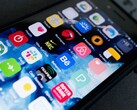 Primer plano de la pantalla de un smartphone con numerosos iconos de aplicaciones